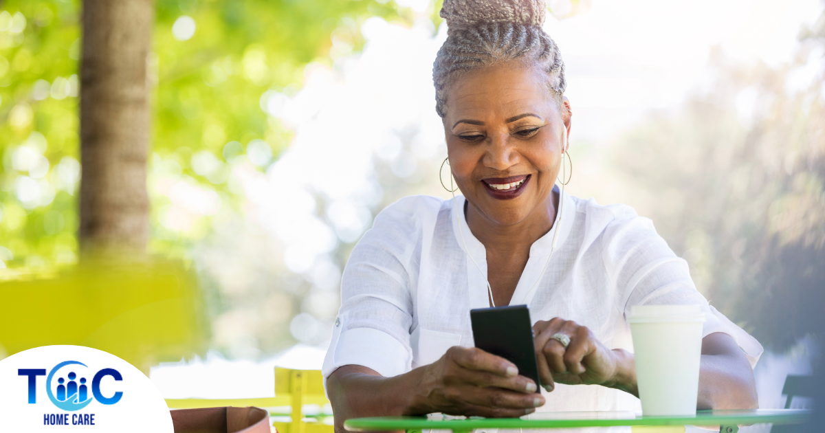 A senior woman uses caregiver apps on her smartphone to help her organize her schedule.